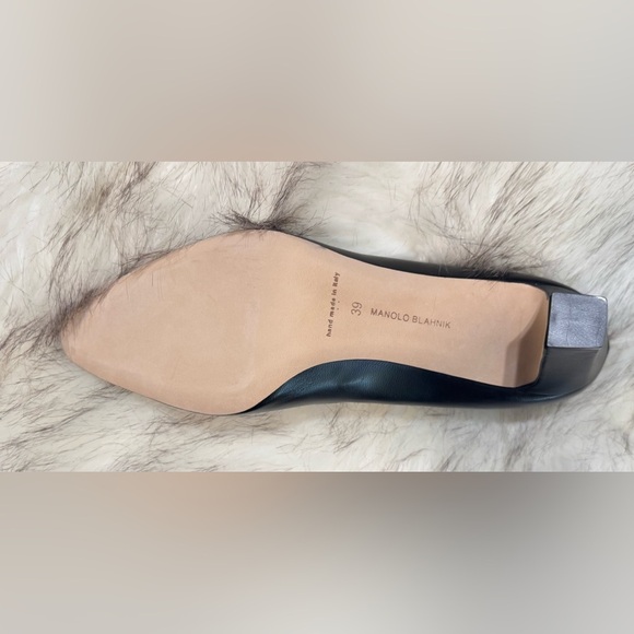 MANOLO BLAHNIK
Skiotto smooth black leather pumps
Women’s Size EU 39 - Picture 6 of 14